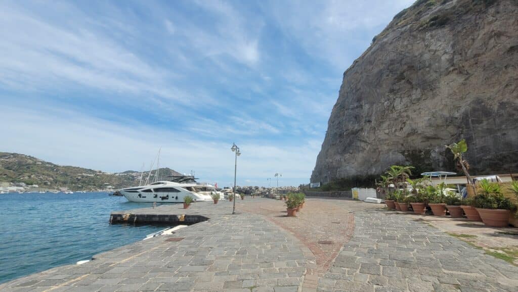 Marina di Sant'Angelo nabrzeże betonowe