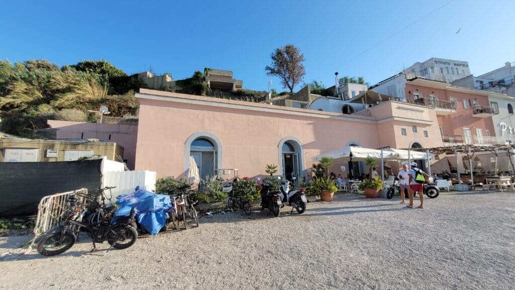 marina di procida - budynek recepcji mariny