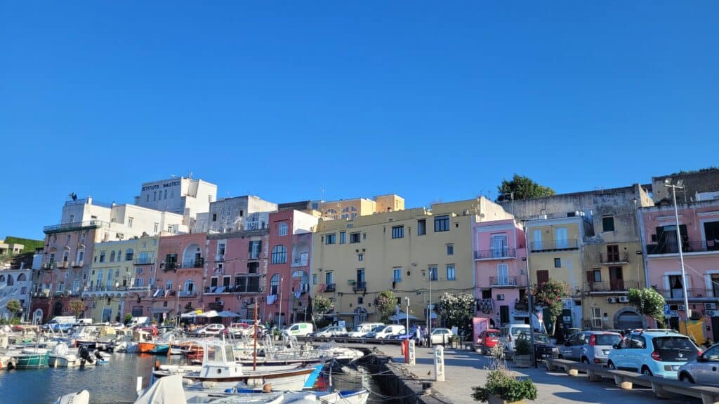 marina di procida - widok na kolorowe domy